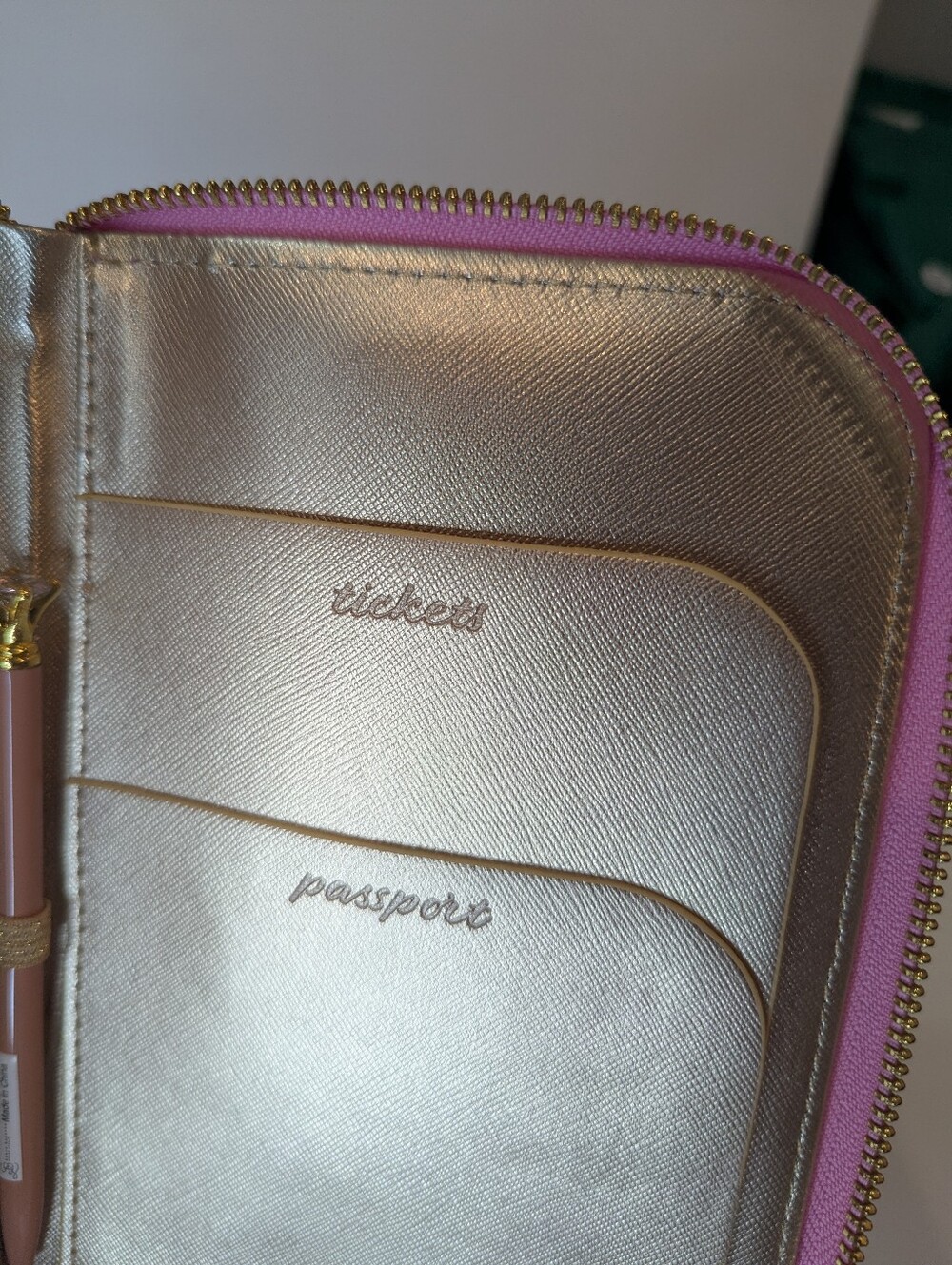 NWT Lilly Pulitzer Travel Wallet Passport Ticket Holder Wristlet Gold Hardware - Picture 7 of 11